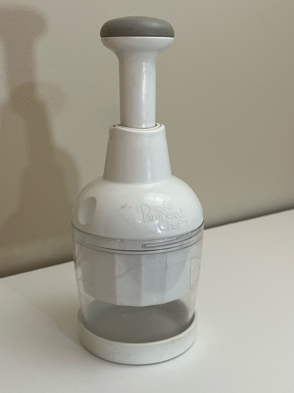 Pampered Chef White Hand Chopper Vegetable Cutter Kitchen Tool